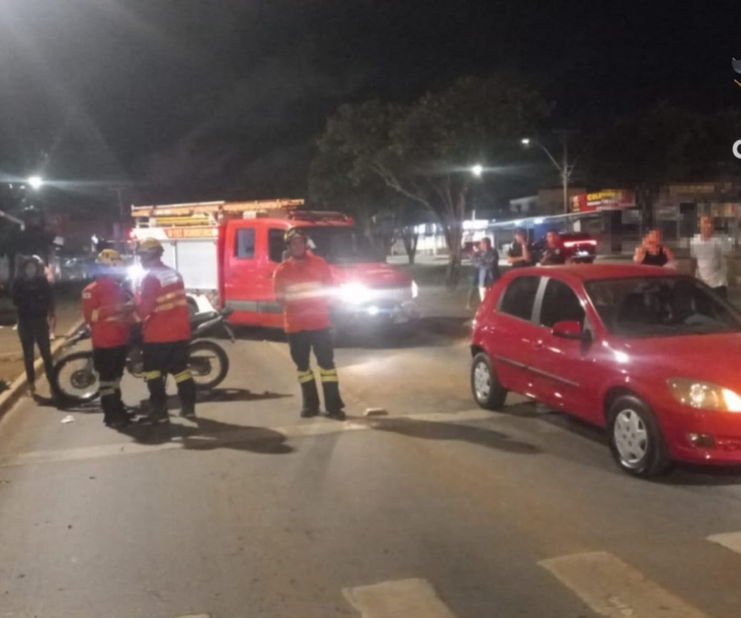 Batida entre moto e carro interdita faixas e deixa ferido em Ceilândia