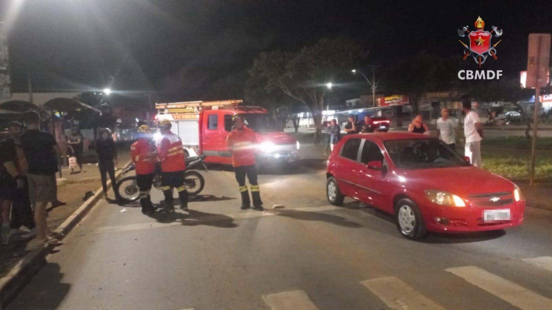 Batida entre moto e carro interdita faixas e deixa ferido em Ceilândia