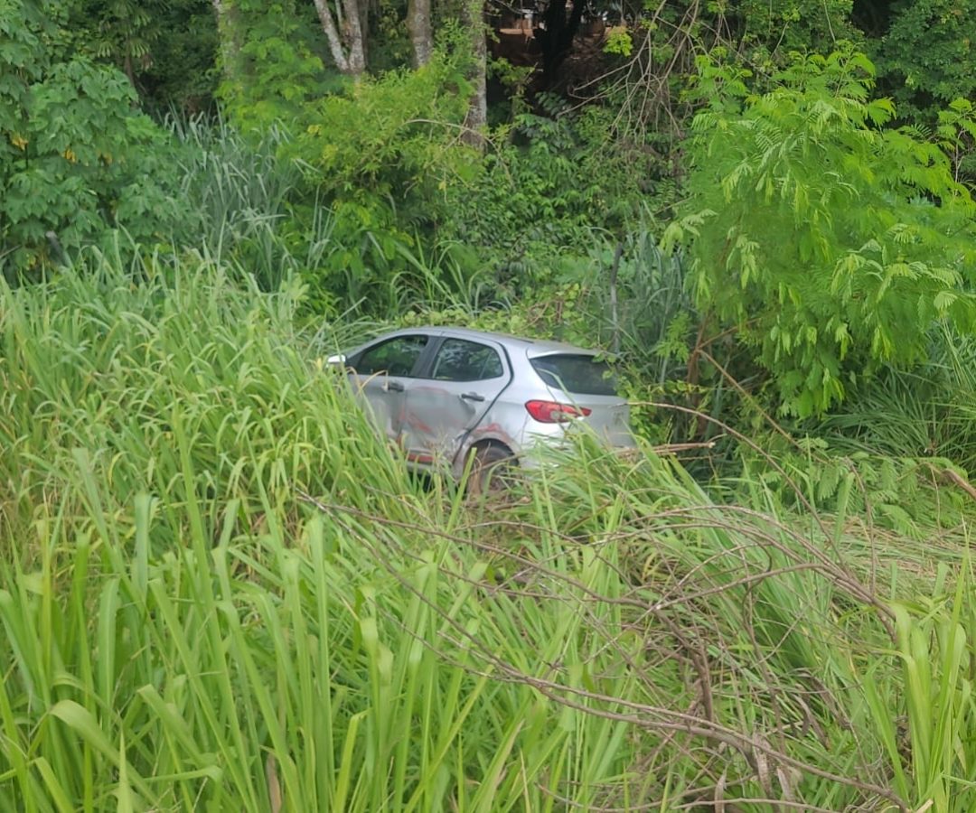 Colisão entre carro e caminhão deixa motorista ferido na Candangolândia