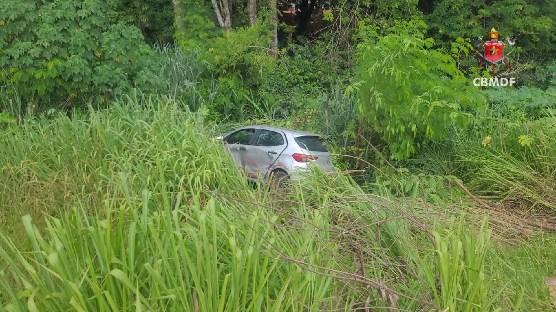 Colisão entre carro e caminhão deixa motorista ferido na Candangolândia