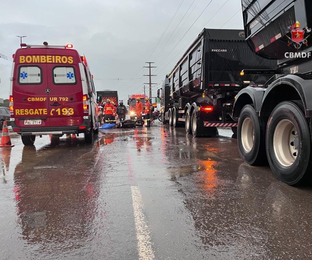 Colisão entre carreta e motocicleta na BR-060 termina com morte de condutor em Samambaia