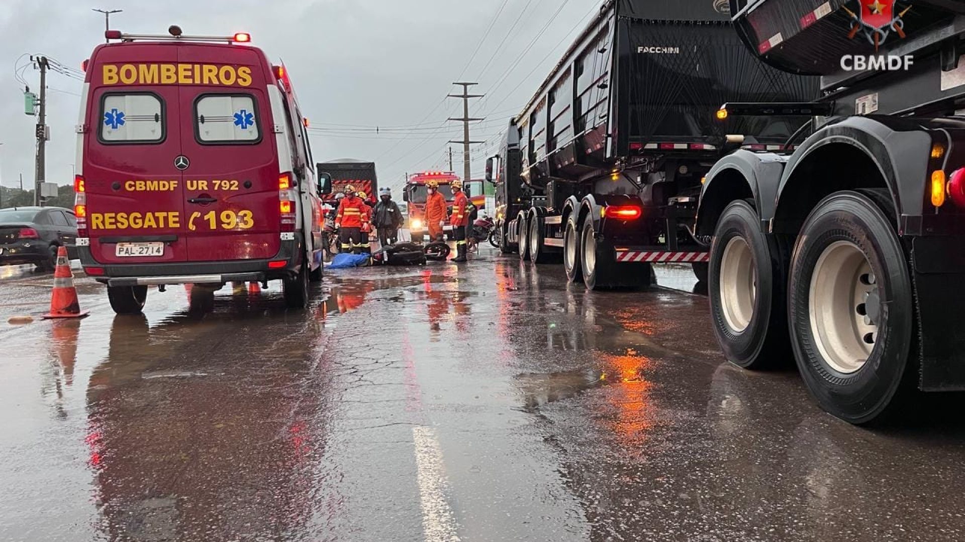 Colisão entre carreta e motocicleta na BR-060 termina com morte de condutor em Samambaia