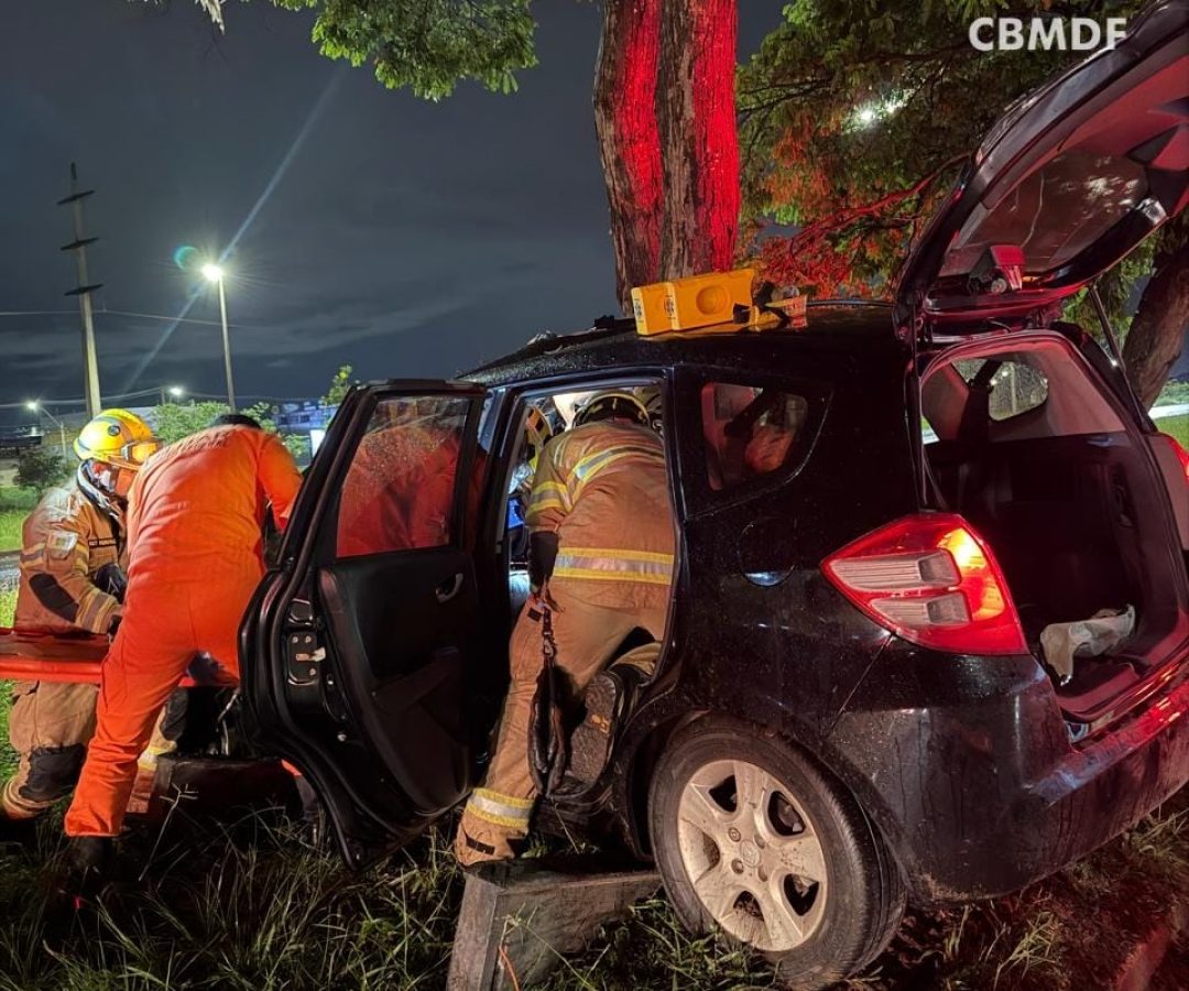 Carro colide com árvore no Gama e motorista é socorrido em estado grave