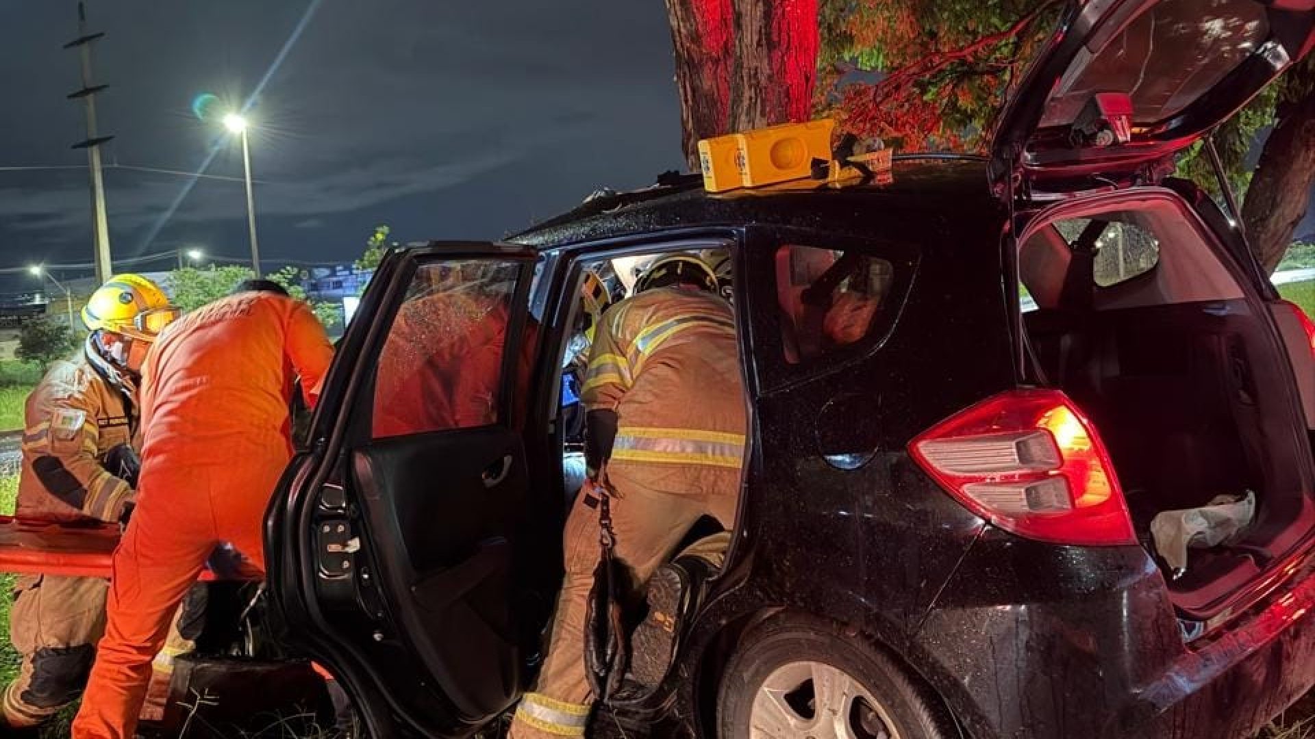 Carro colide com árvore no Gama e motorista é socorrido em estado grave