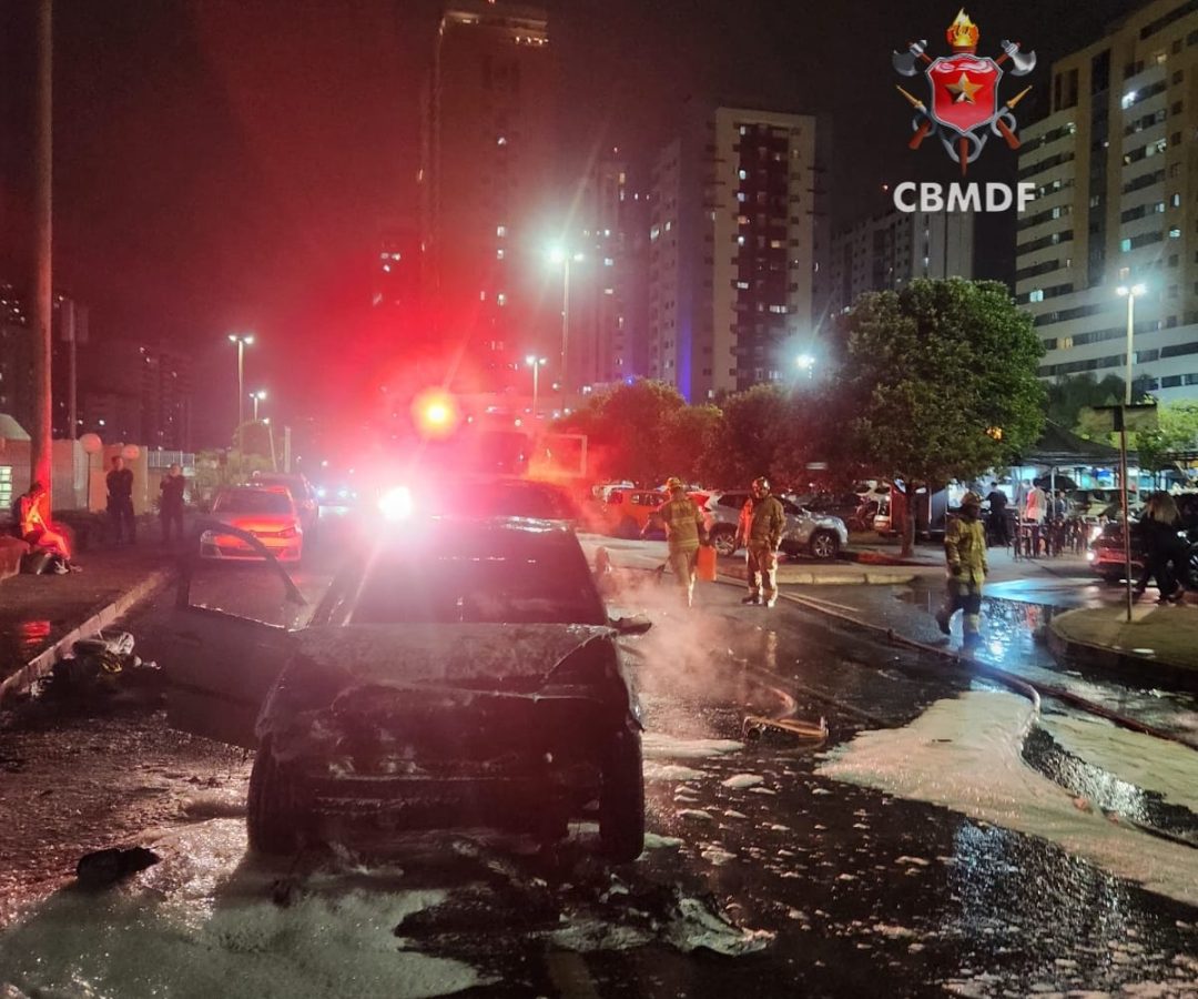 Carro pega fogo ao lado da Estação Arniqueiras e mobiliza bombeiros em Águas Claras