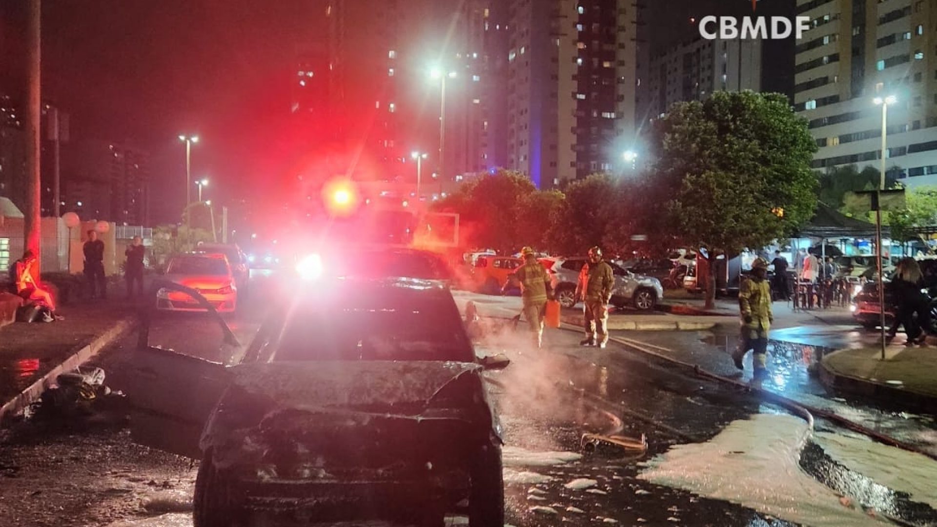 Carro pega fogo ao lado da Estação Arniqueiras e mobiliza bombeiros em Águas Claras