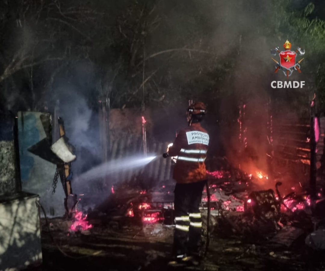 Incêndio atinge barraco de madeira e mobiliza bombeiros no Distrito Federal