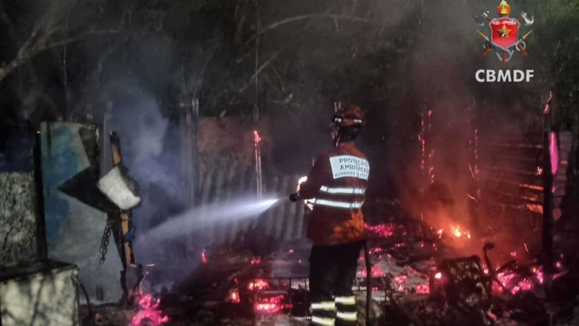 Incêndio atinge barraco de madeira e mobiliza bombeiros no Distrito Federal