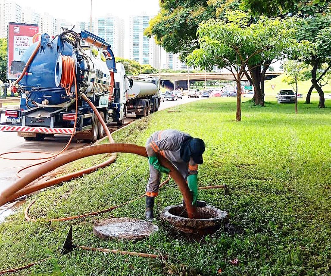 Novacap acelera limpeza de drenagens em Taguatinga após chuvas