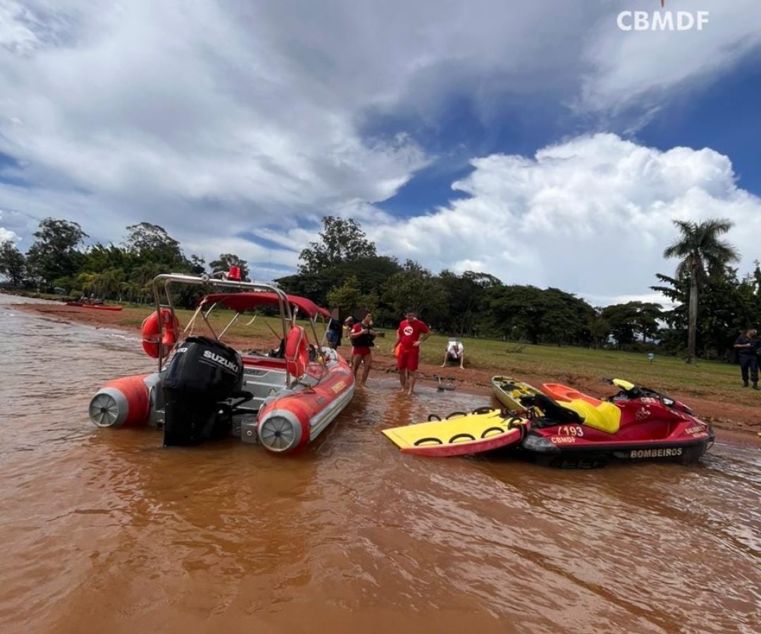 Bombeiros resgatam três pessoas após caiaques virarem no Lago Norte
