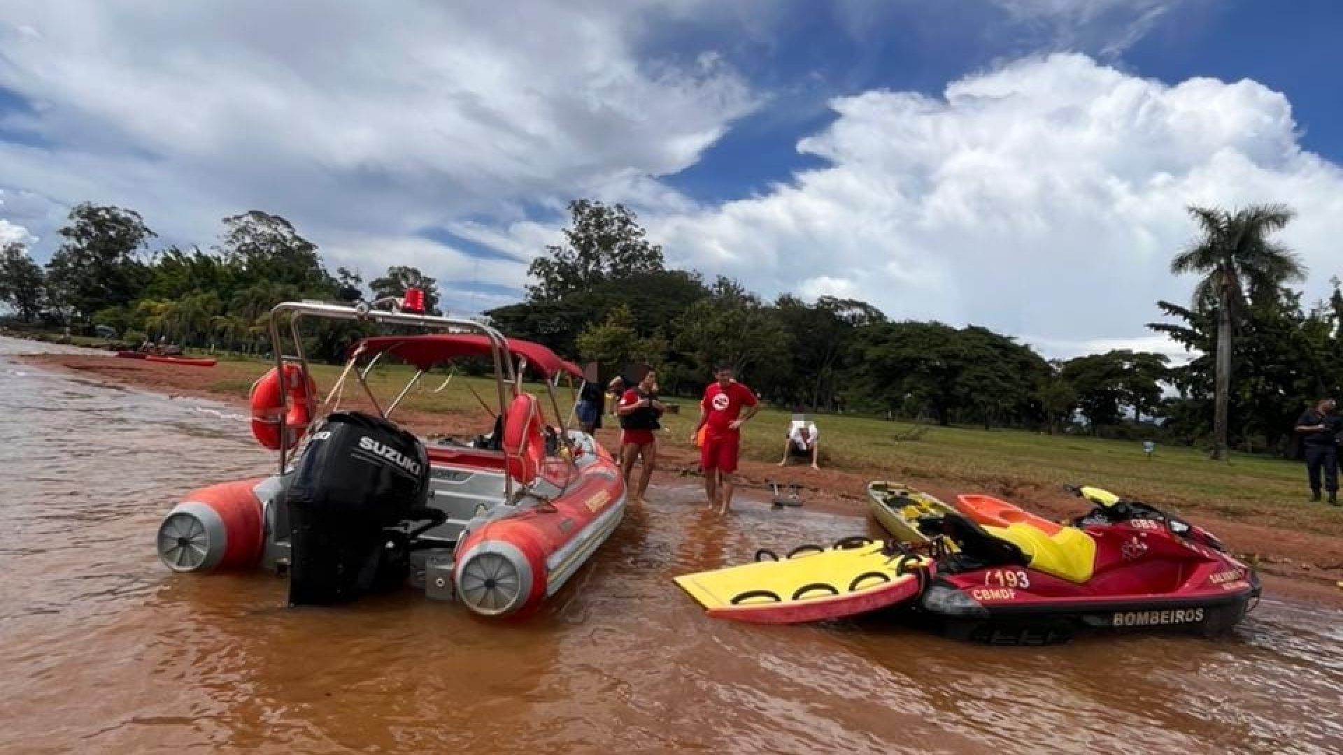 Bombeiros resgatam três pessoas após caiaques virarem no Lago Norte