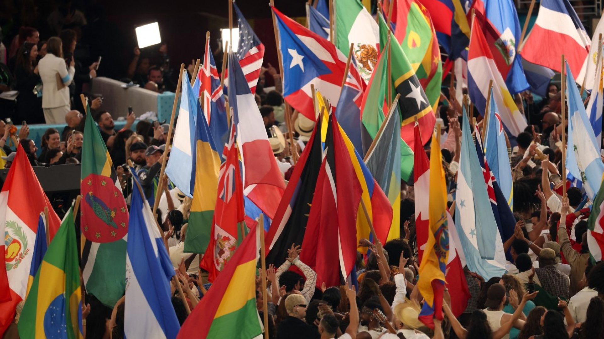 Super Bowl vira manifesto multicultural com show de Bad Bunny