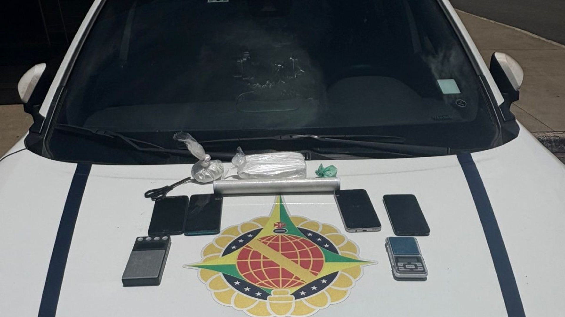 Suspeito é preso após disparos contra prima e operação apreende drogas e arma em Ceilândia