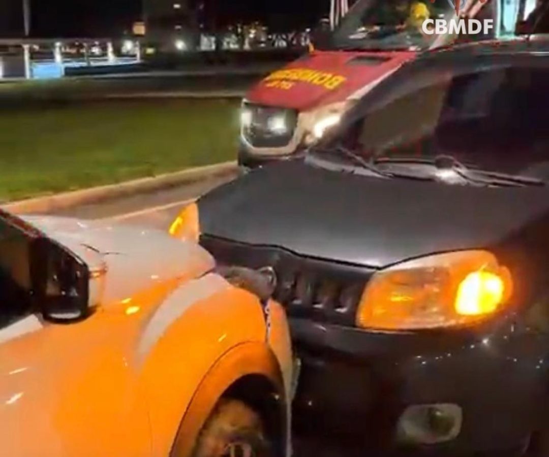 Batida entre dois carros no Eixão Sul deixa motorista inconsciente e mobiliza resgate