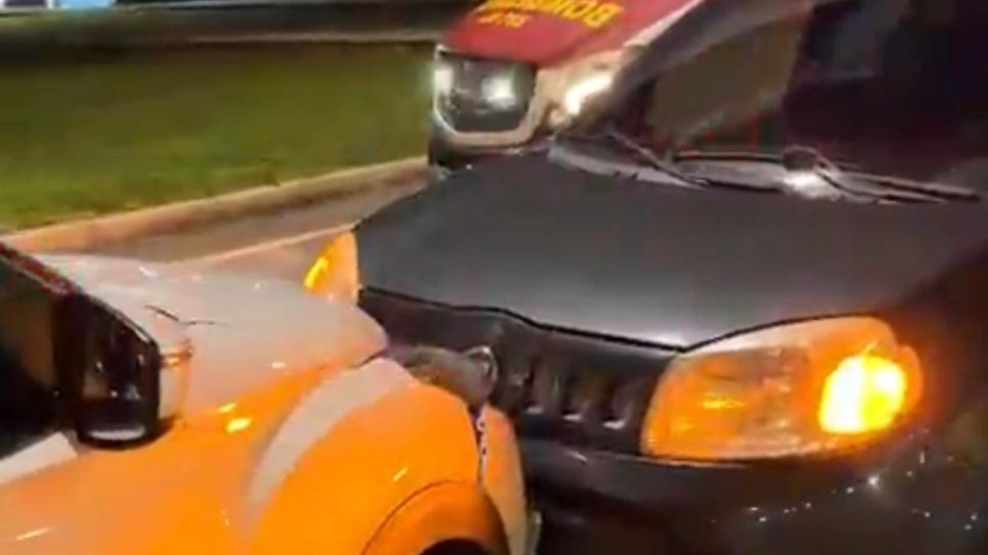 Batida entre dois carros no Eixão Sul deixa motorista inconsciente e mobiliza resgate