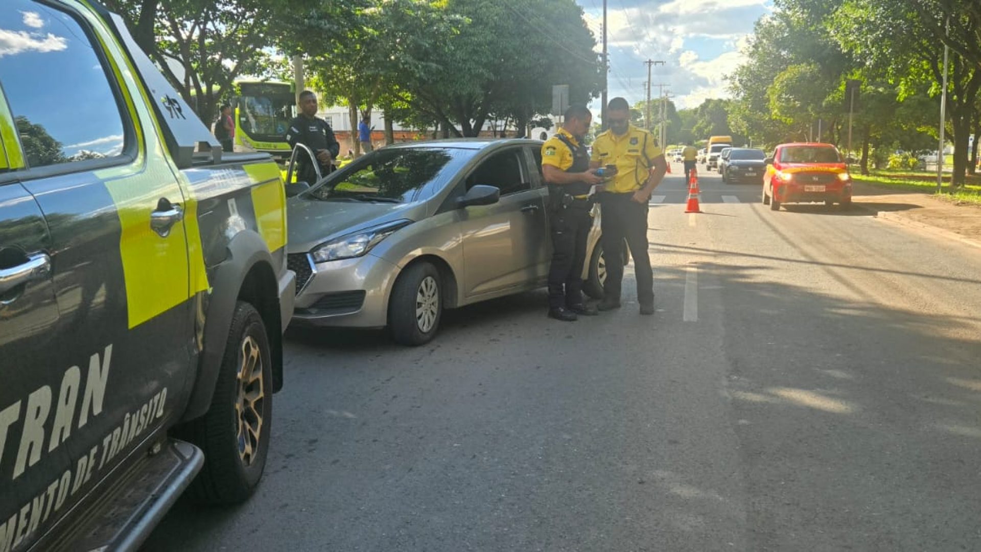 Detran-DF autua motoristas por álcool ao volante em operação de Carnaval em Taguatinga