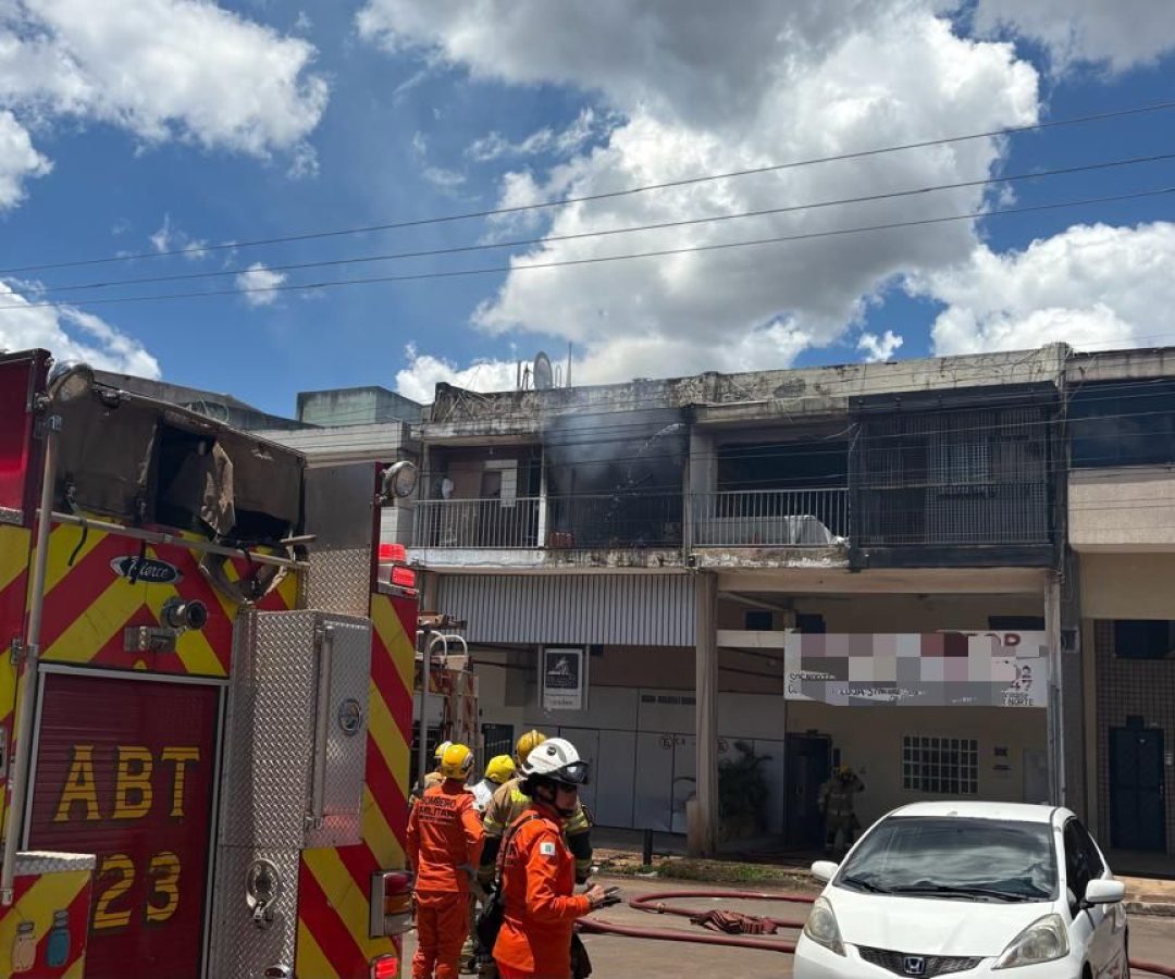 Incêndio atinge kitnet na Asa Norte e mobiliza Corpo de Bombeiros do DF
