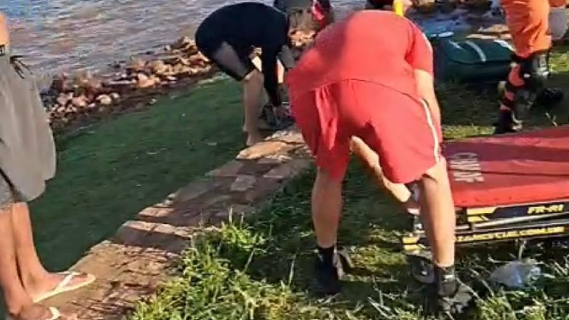 Bombeiros resgatam três homens após afogamento no Lago Paranoá