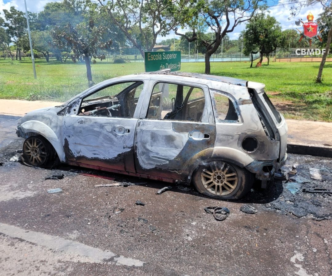 Carro pega fogo na DF-001, próximo ao Jardim Botânico