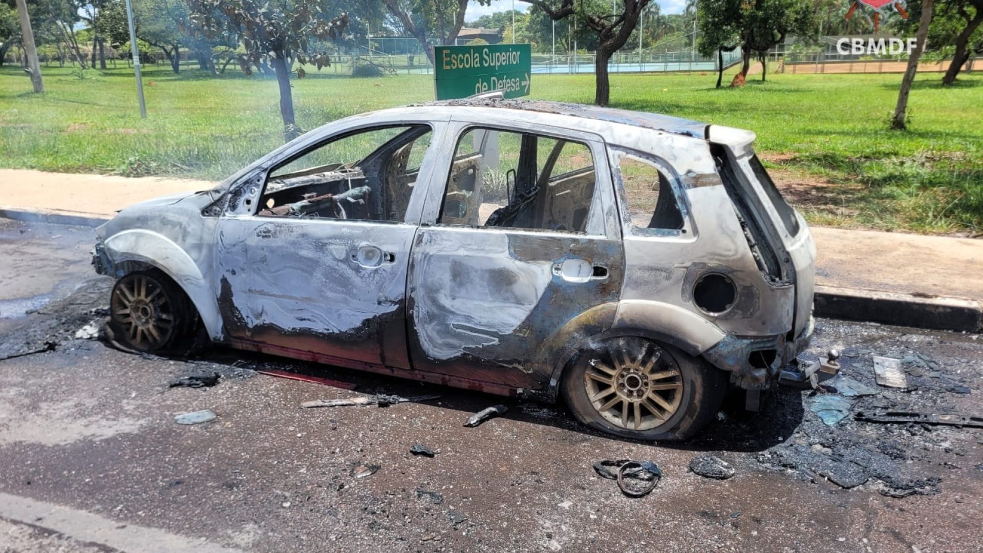 Carro pega fogo na DF-001, próximo ao Jardim Botânico