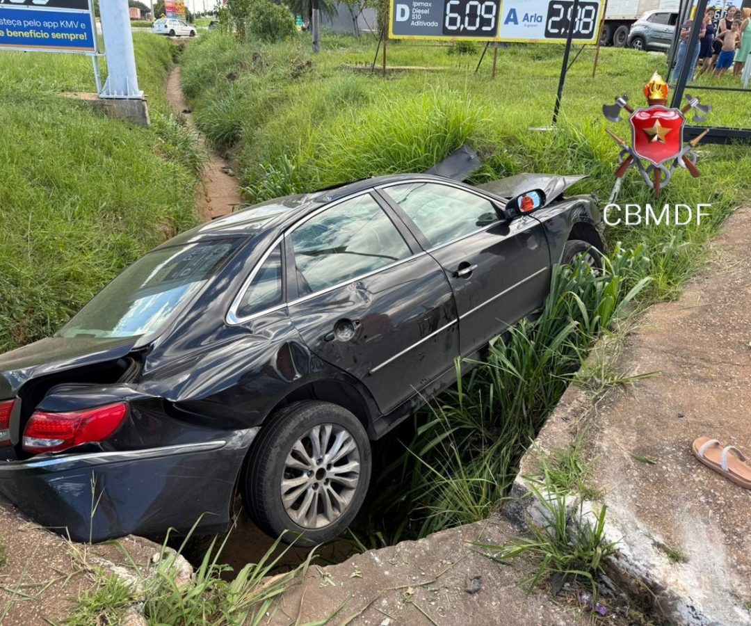 Carro sai da pista e cai em vala na BR-060, em Samambaia