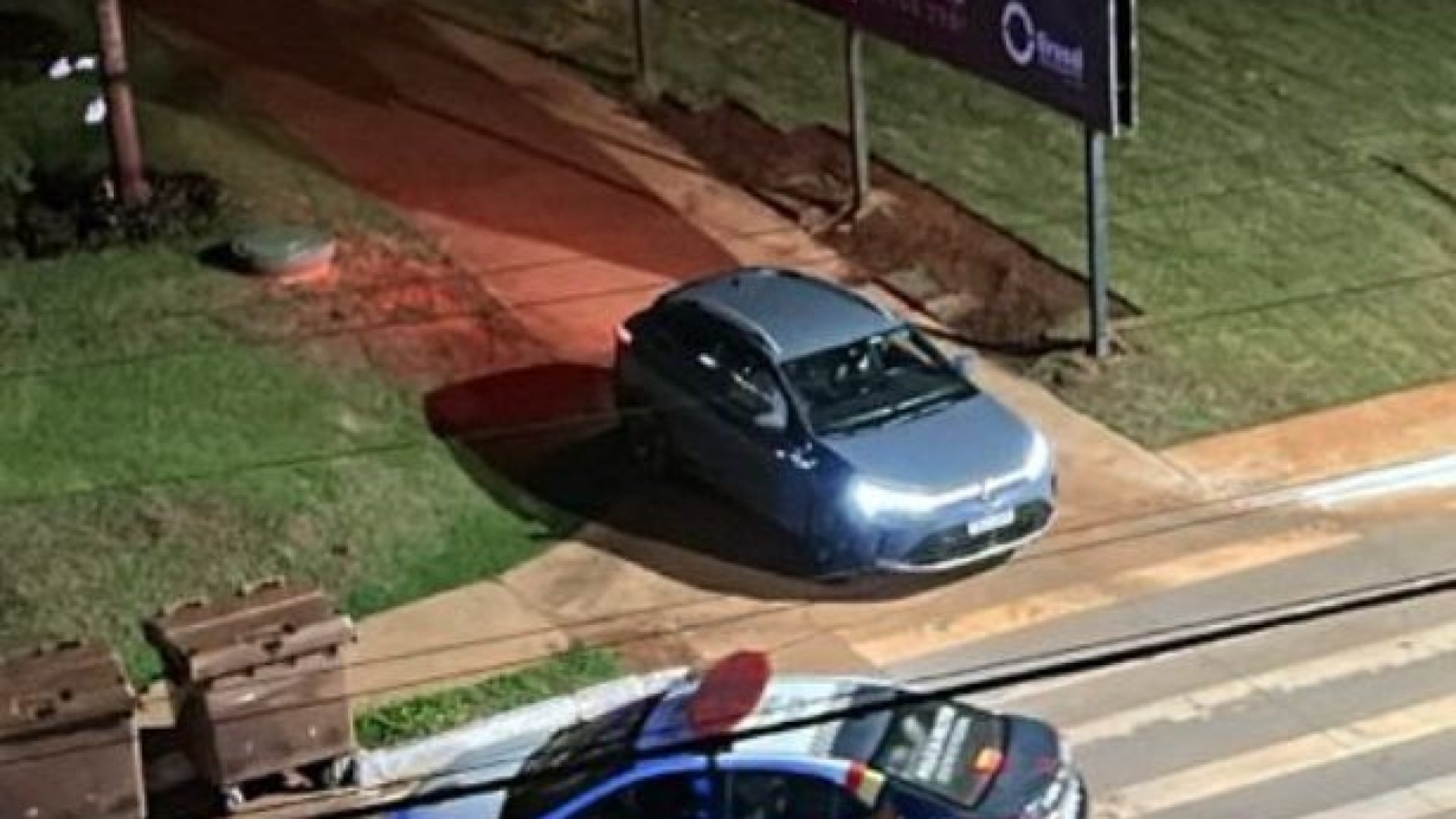 Homem é preso em flagrante ao furtar placas de grama no Noroeste