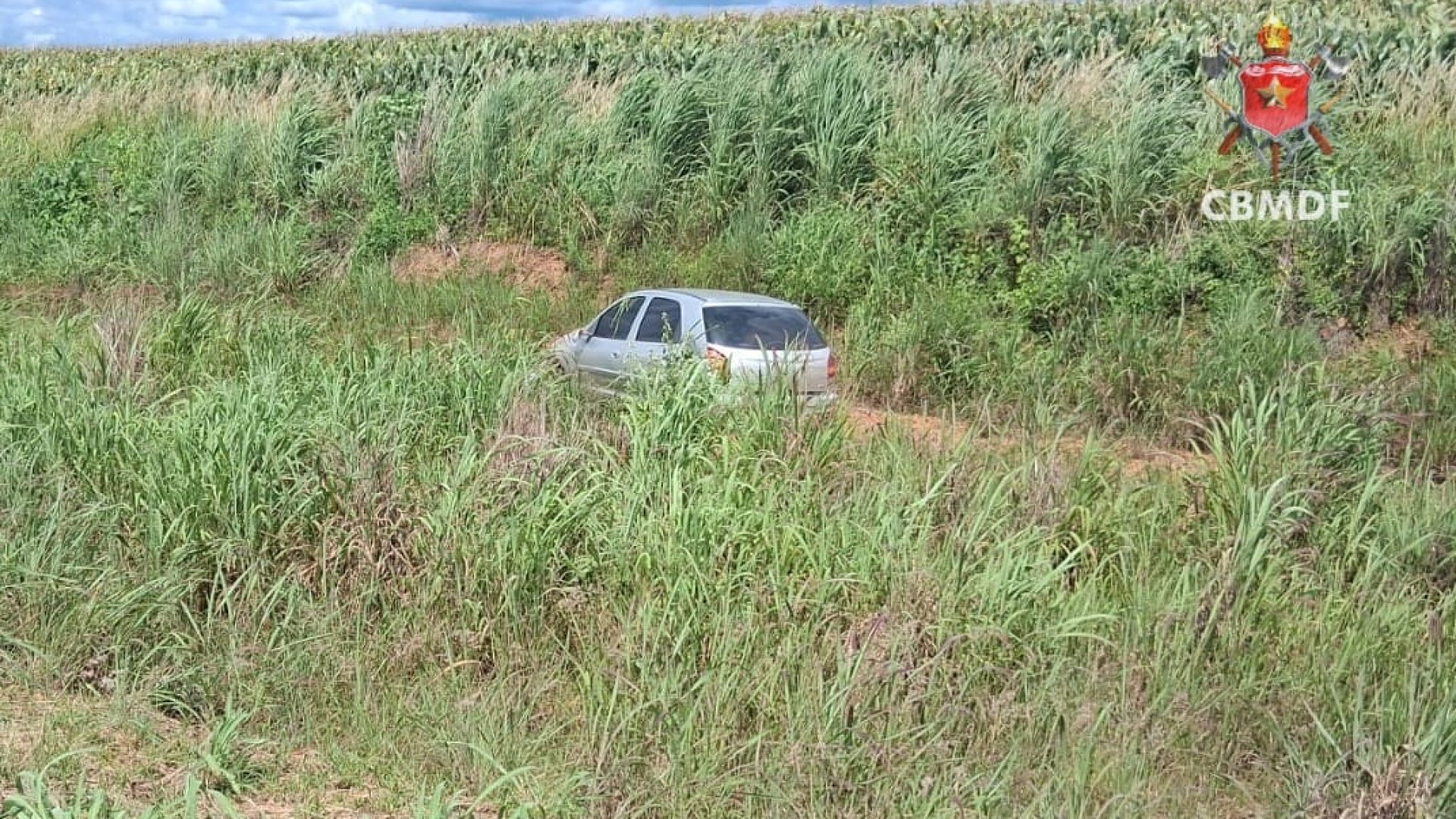 Motorista fica ferida após capotamento em São Sebastião