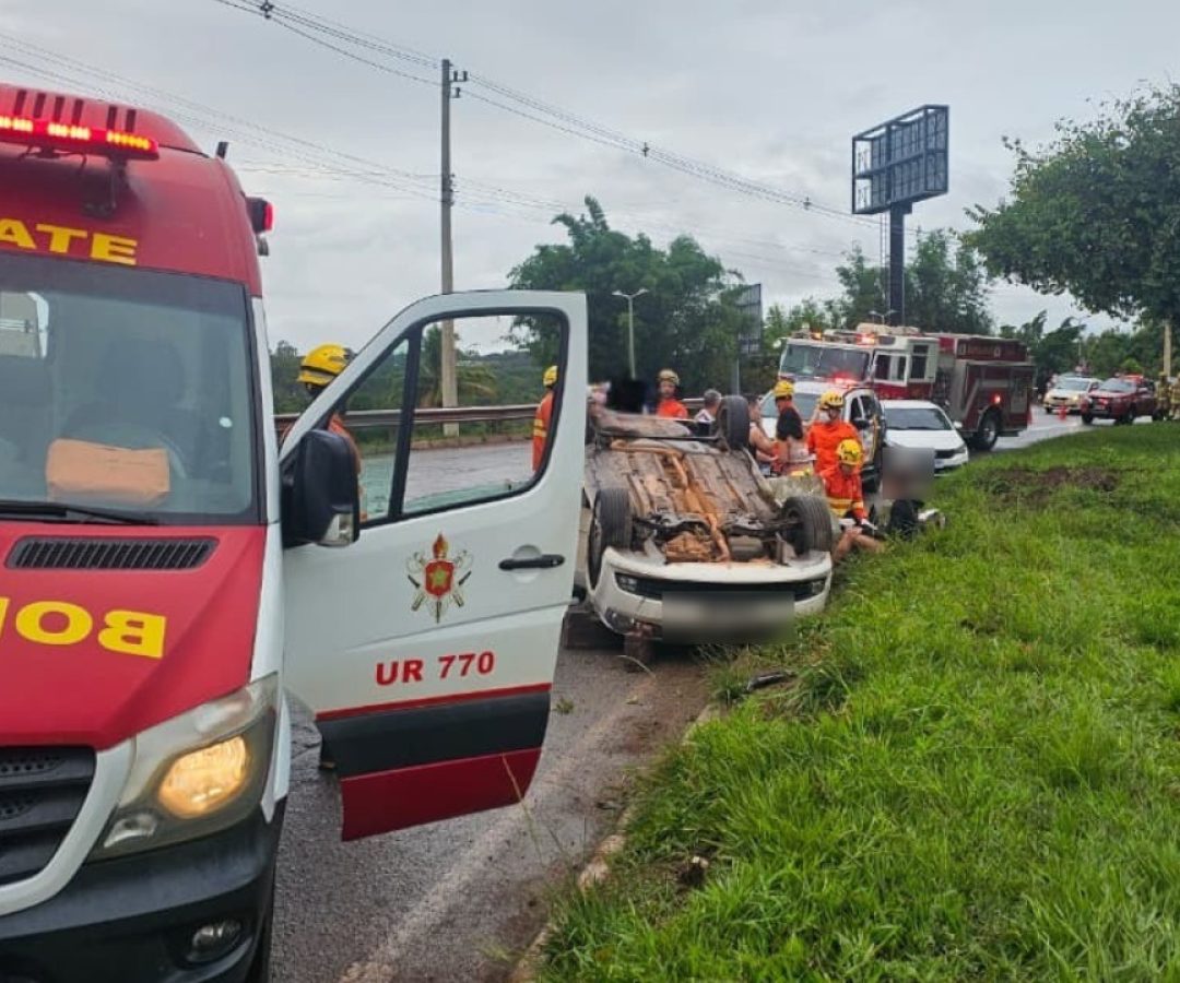 Colisão entre três veículos deixa carro capotado na EPNB