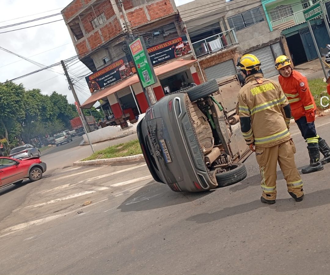 Colisão entre veículos deixa carro tombado no Riacho Fundo I