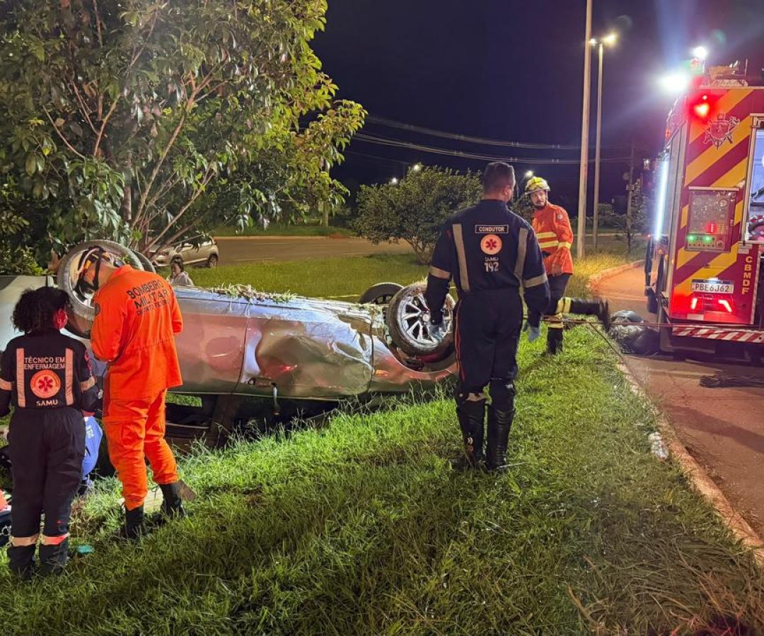 Mulher morre após capotamento de veículo em Samambaia