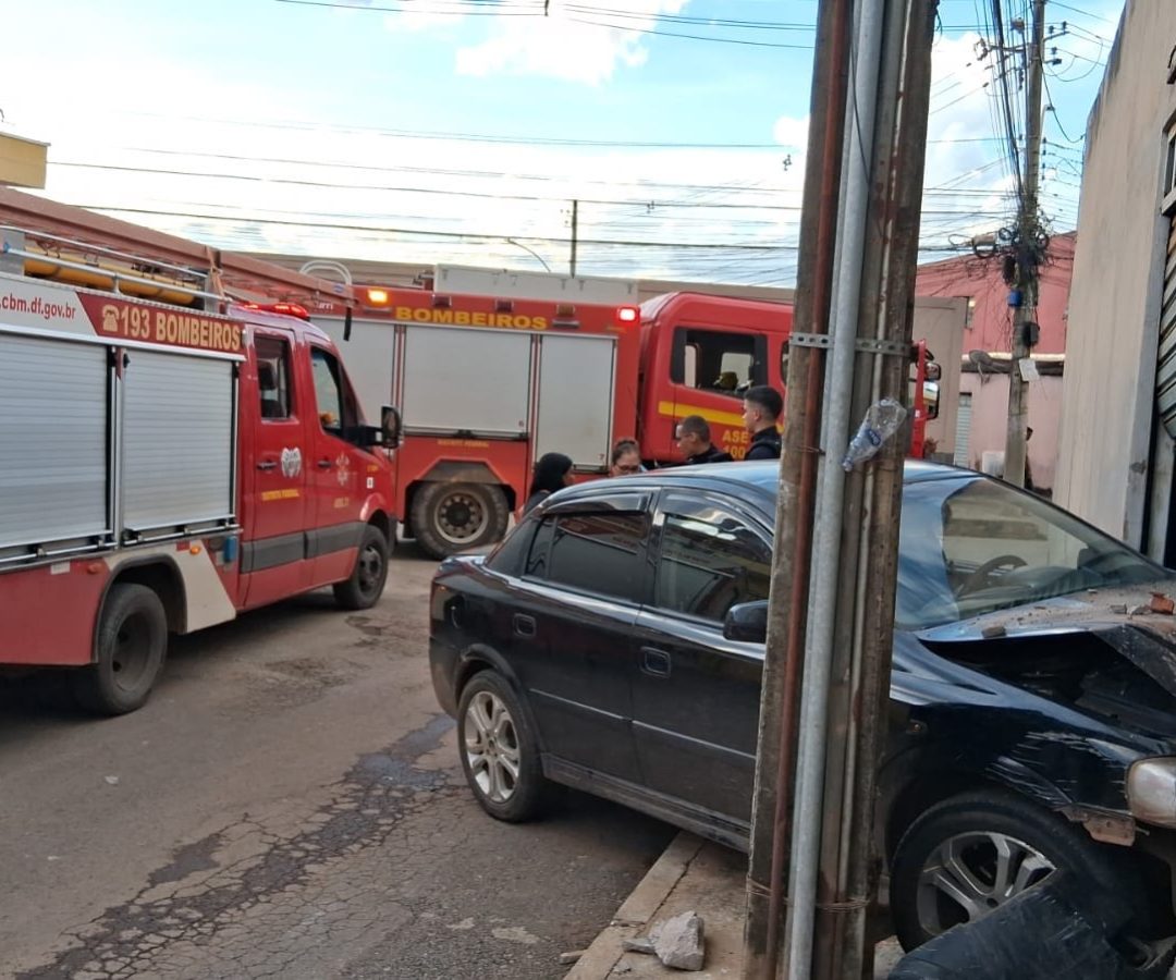 Motorista perde o controle e veículo atinge casa no DF