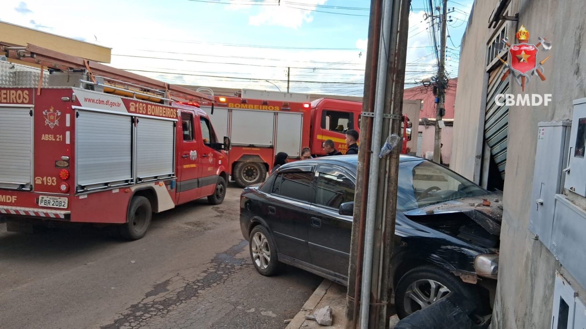 Motorista perde o controle e veículo atinge casa no DF