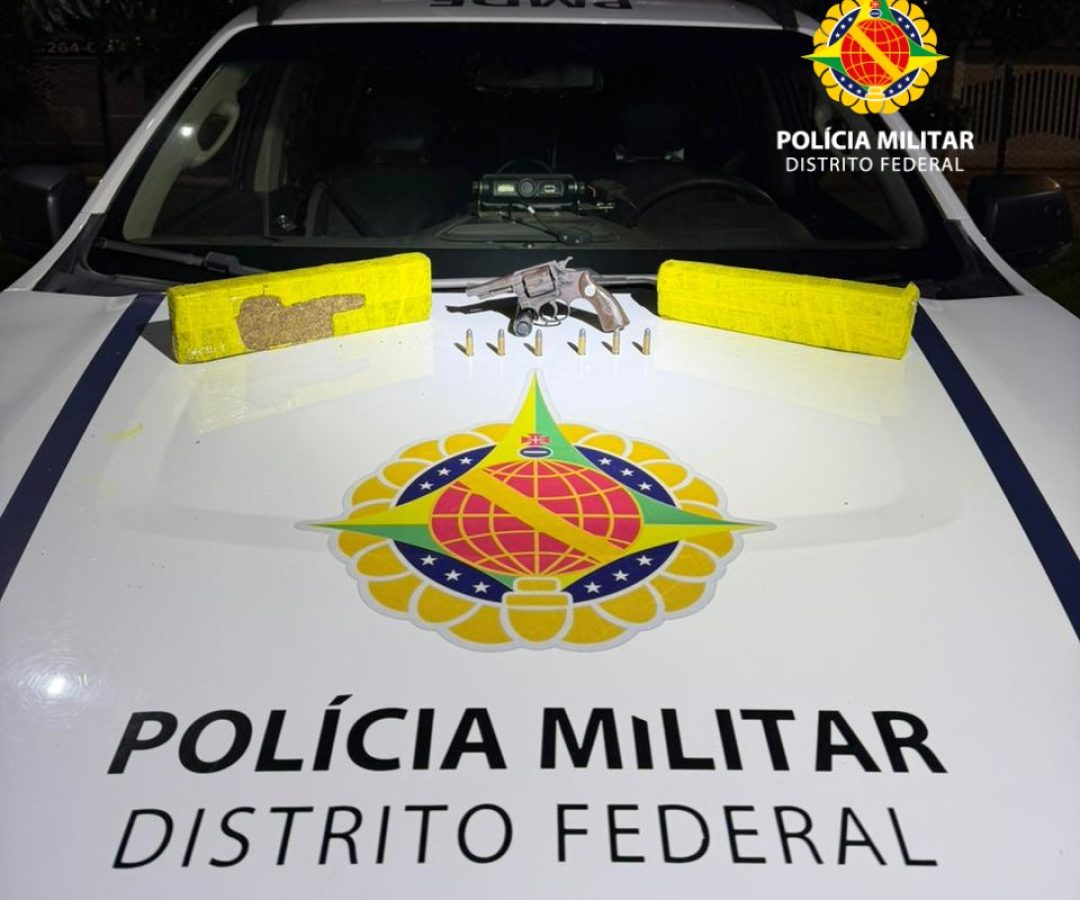 Motociclista foge da polícia e abandona revólver e maconha no DF