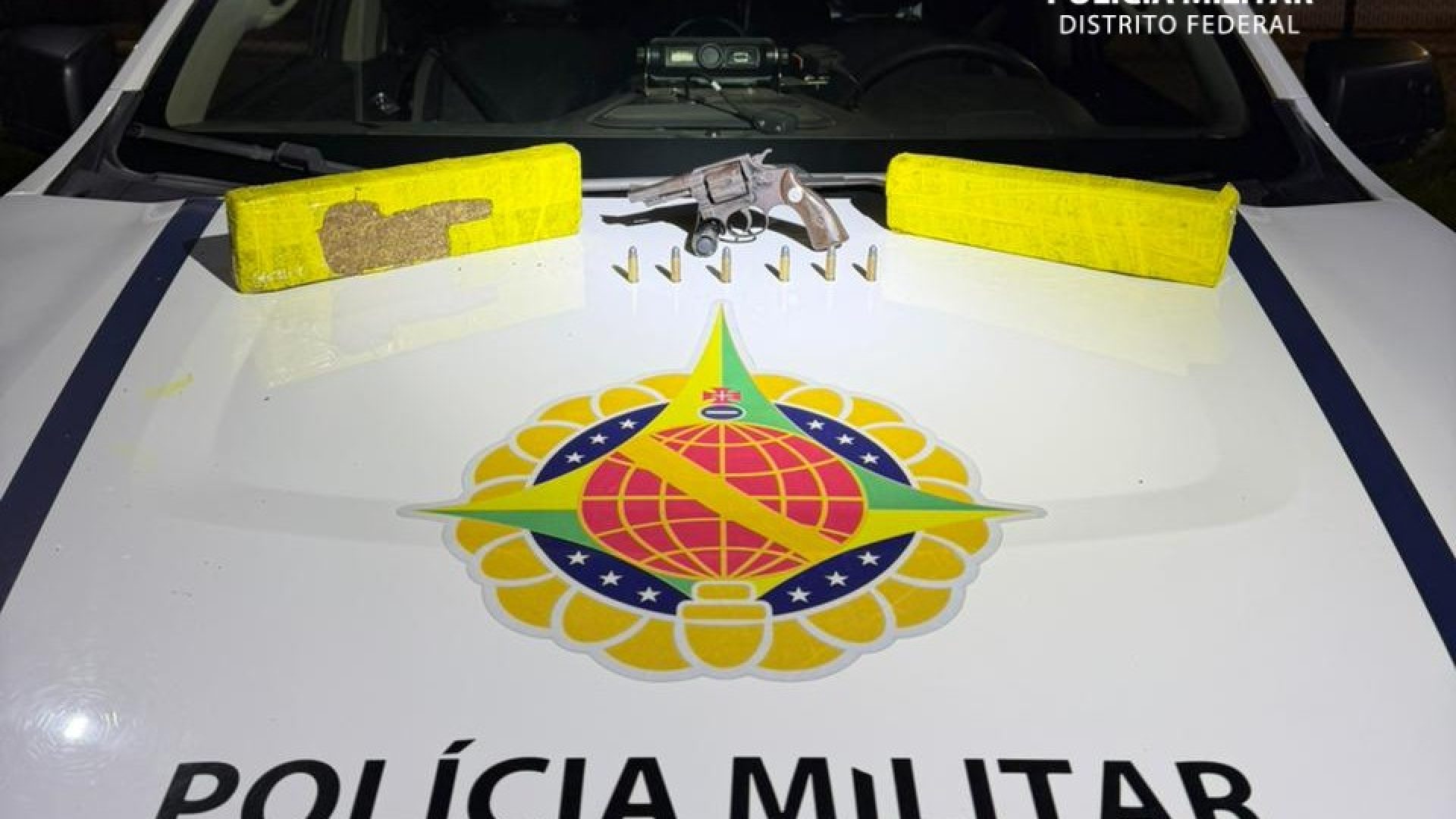 Motociclista foge da polícia e abandona revólver e maconha no DF