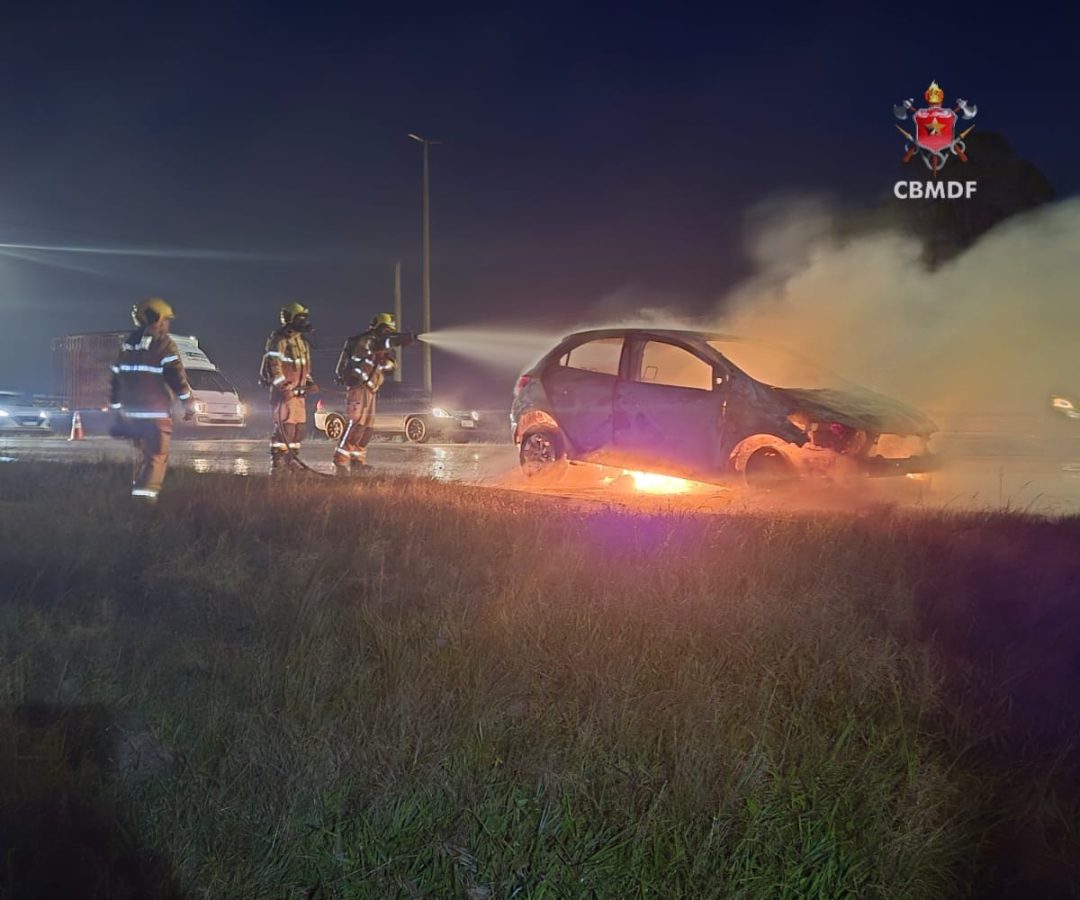 Carro pega fogo e é destruído pelas chamas na BR-070