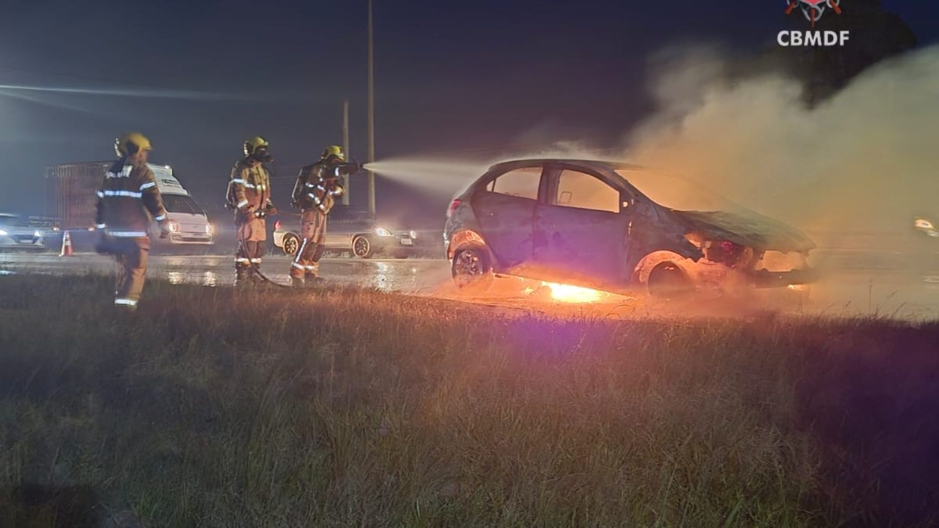 Carro pega fogo e é destruído pelas chamas na BR-070