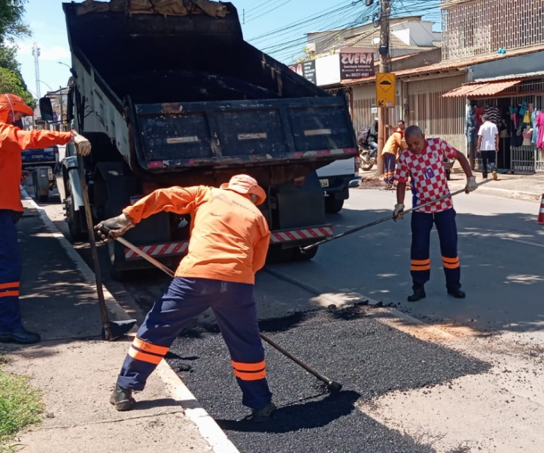 Força-tarefa em Ceilândia aplica 25 toneladas de asfalto e remove 64 de entulho