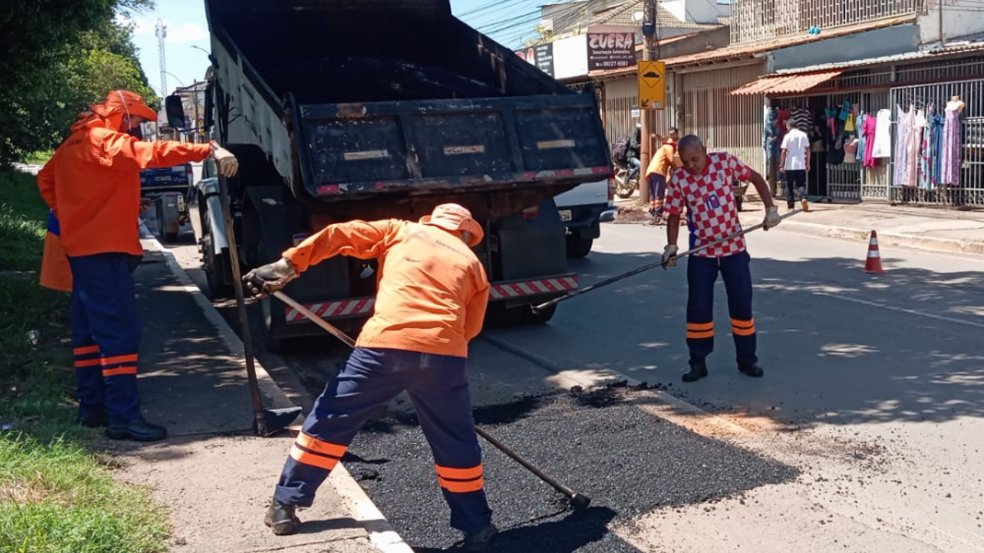 Força-tarefa em Ceilândia aplica 25 toneladas de asfalto e remove 64 de entulho