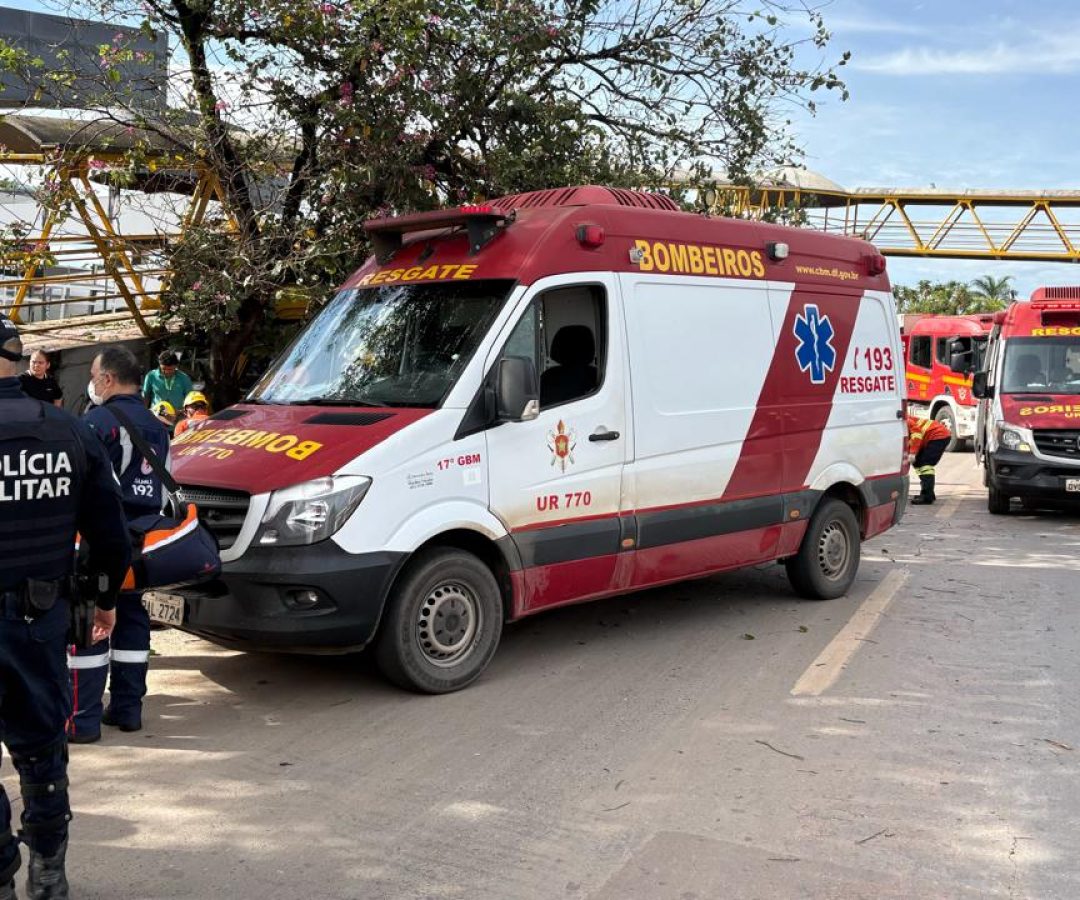 Ônibus escolar bate em passarela na EPIA Sul e deixa vários feridos