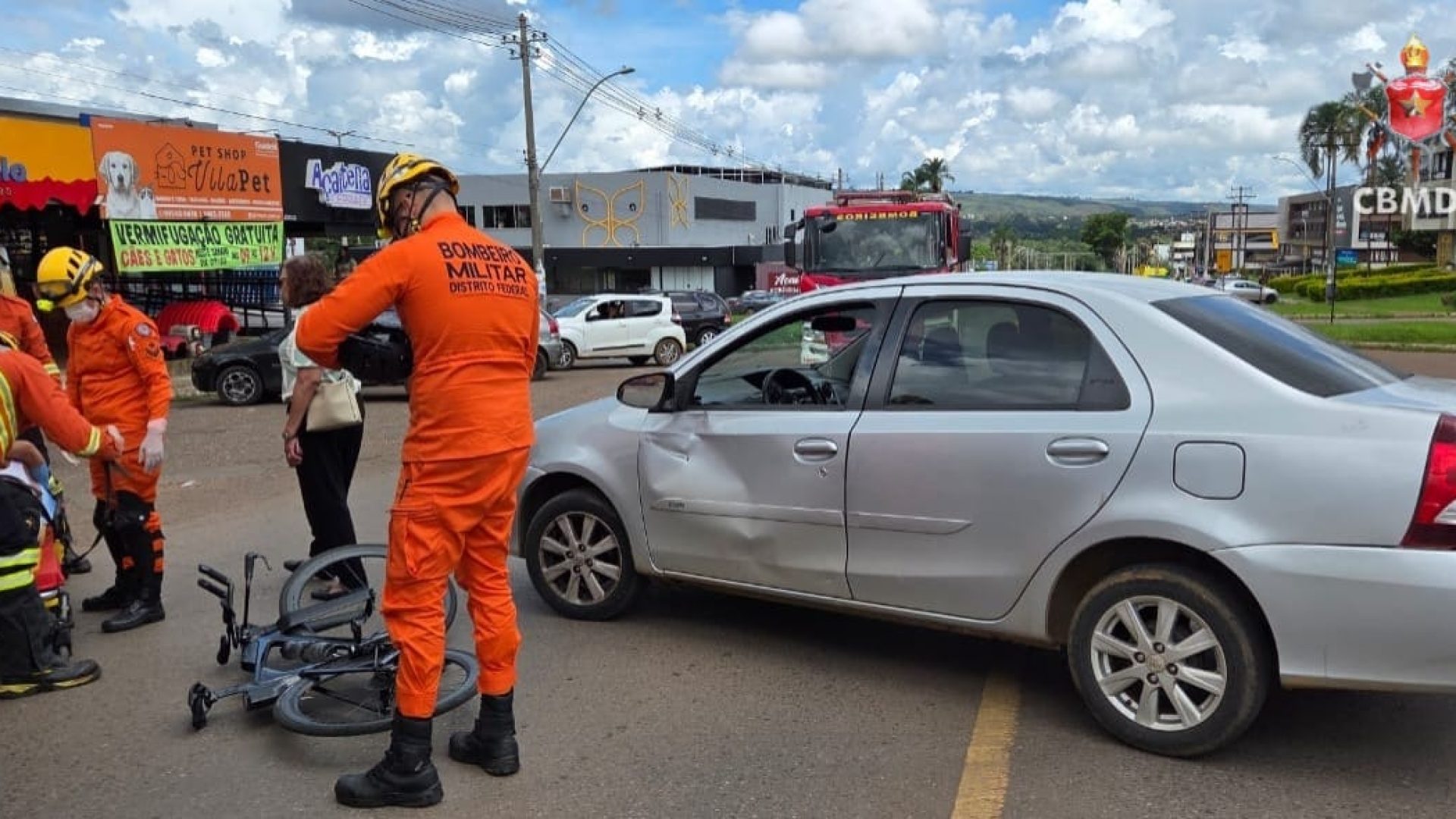Ciclista fica ferido após ser atropelado por carro em Sobradinho