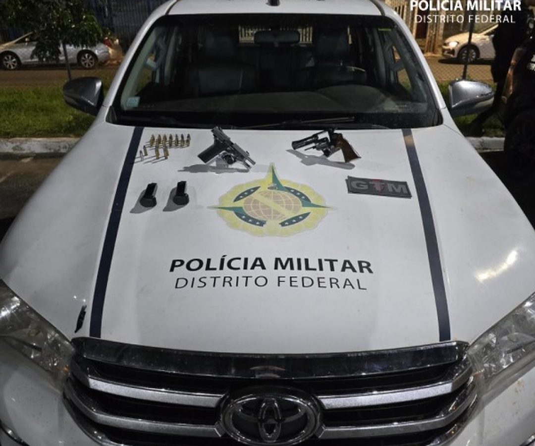 Homem é preso com duas armas após tentar fugir da PMDF em bar no Itapoã