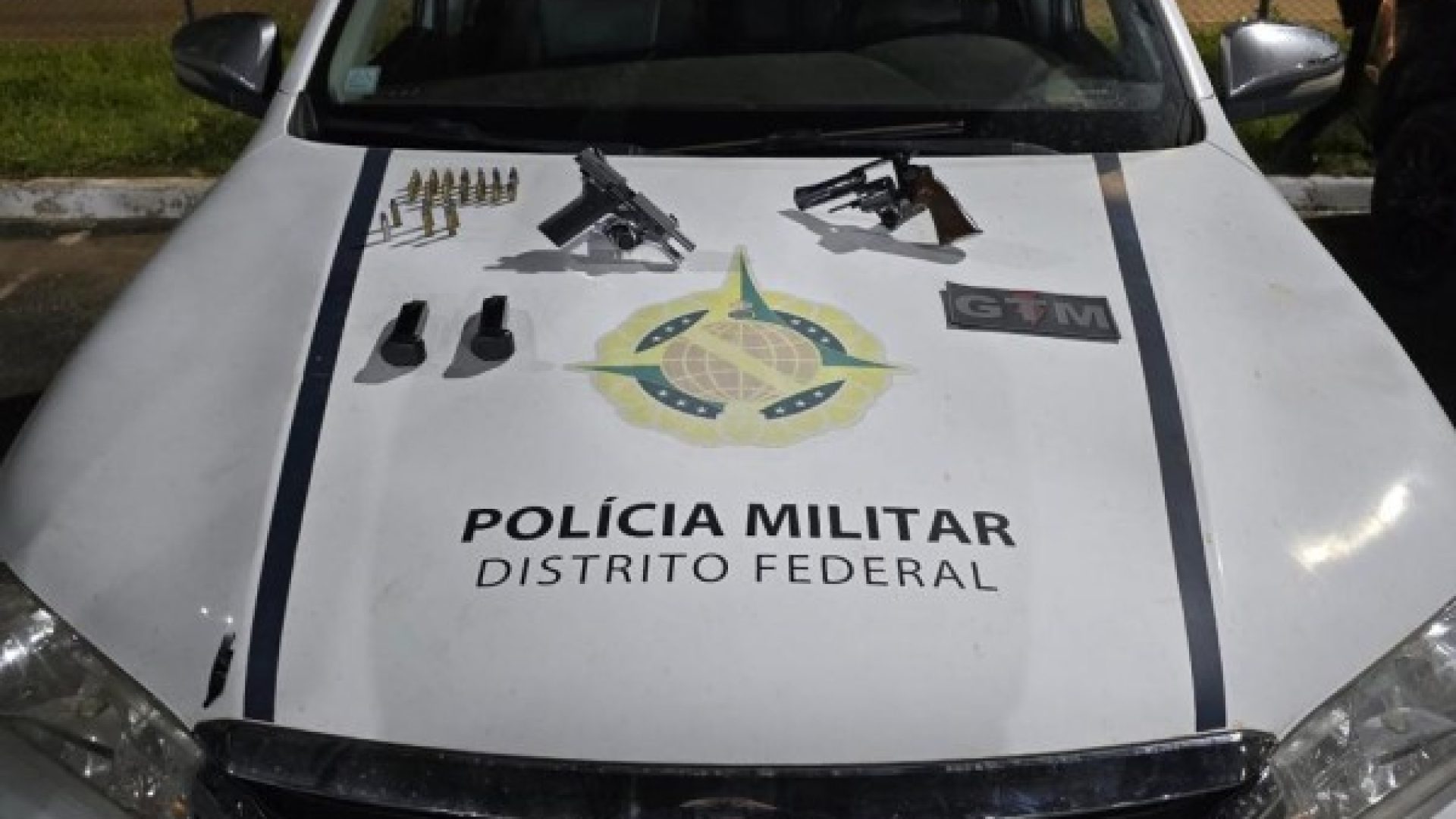 Homem é preso com duas armas após tentar fugir da PMDF em bar no Itapoã