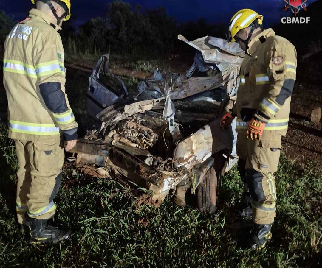 Motorista fica ferido após carro sair da pista e capotar em viaduto na DF-003