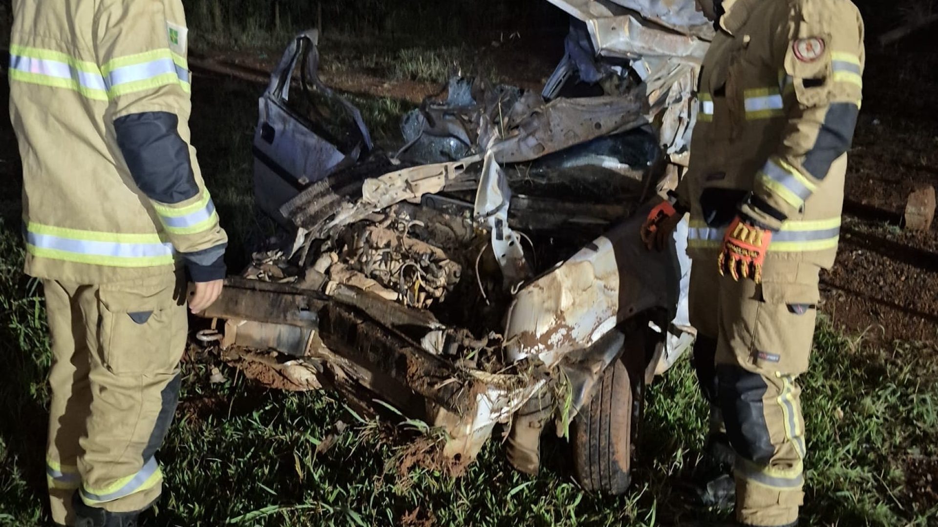 Motorista fica ferido após carro sair da pista e capotar em viaduto na DF-003