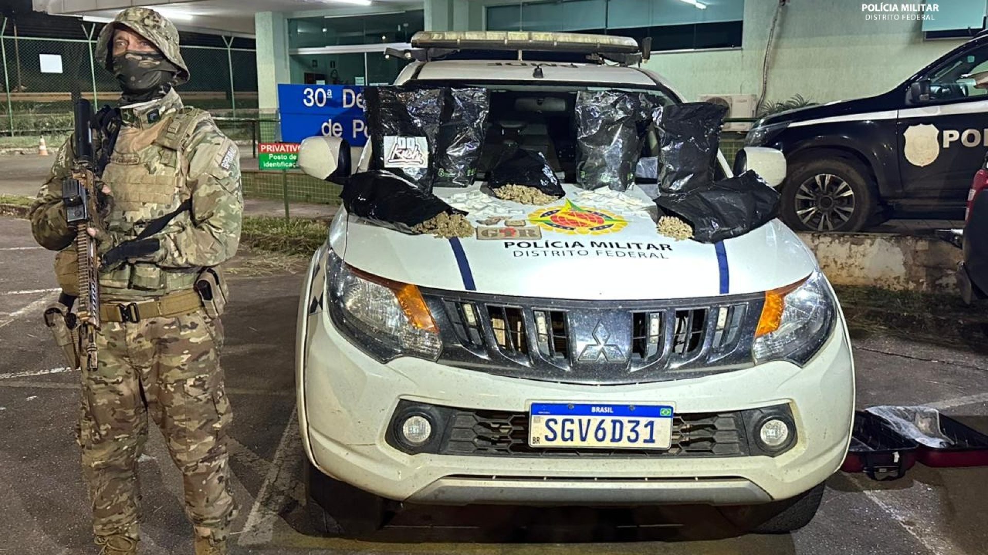 Ônibus é interceptado e passageiro acaba preso com grande carga de drogas na divisa do DF