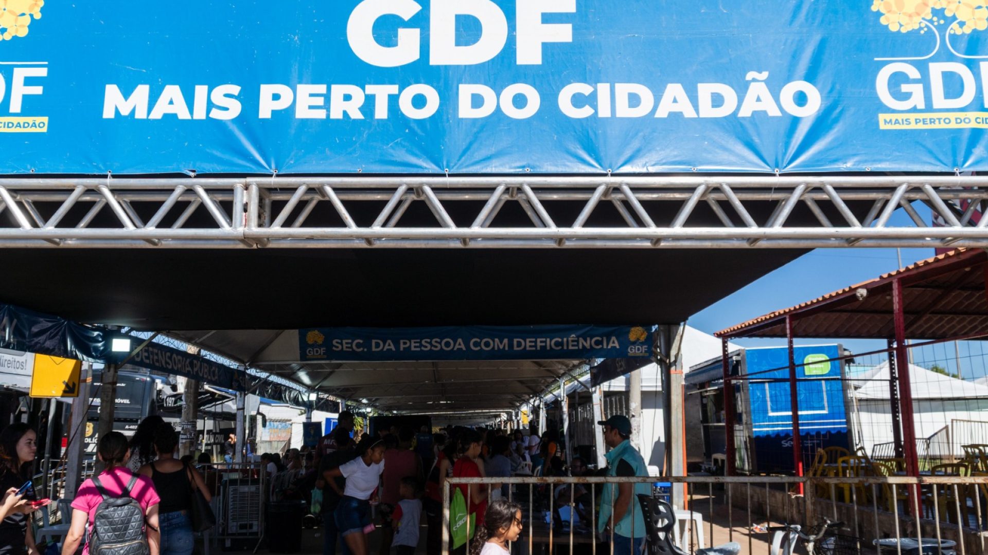 GDF Mais Perto do Cidadão atende 4 mil na Estrutural com serviços e lazer