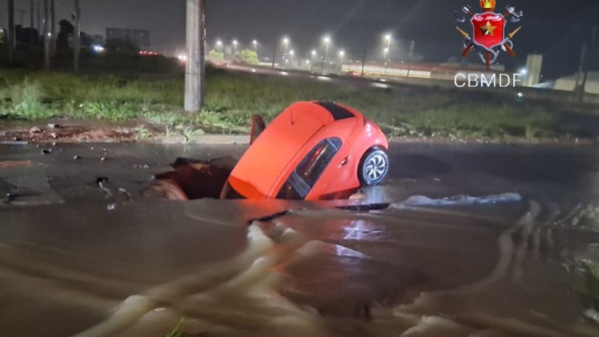 Carro cai em uma vala em Ceilândia