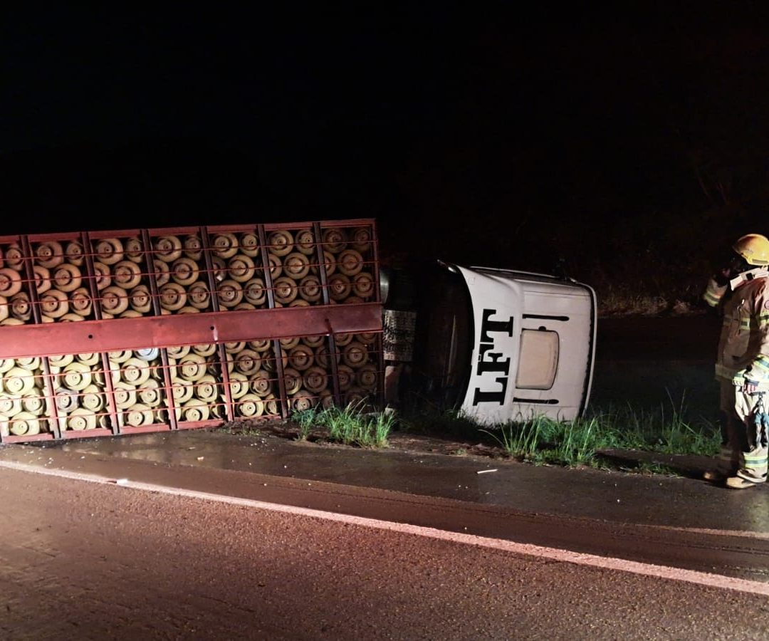 Carreta com botijões de gás tomba e interdita BR-060 no DF