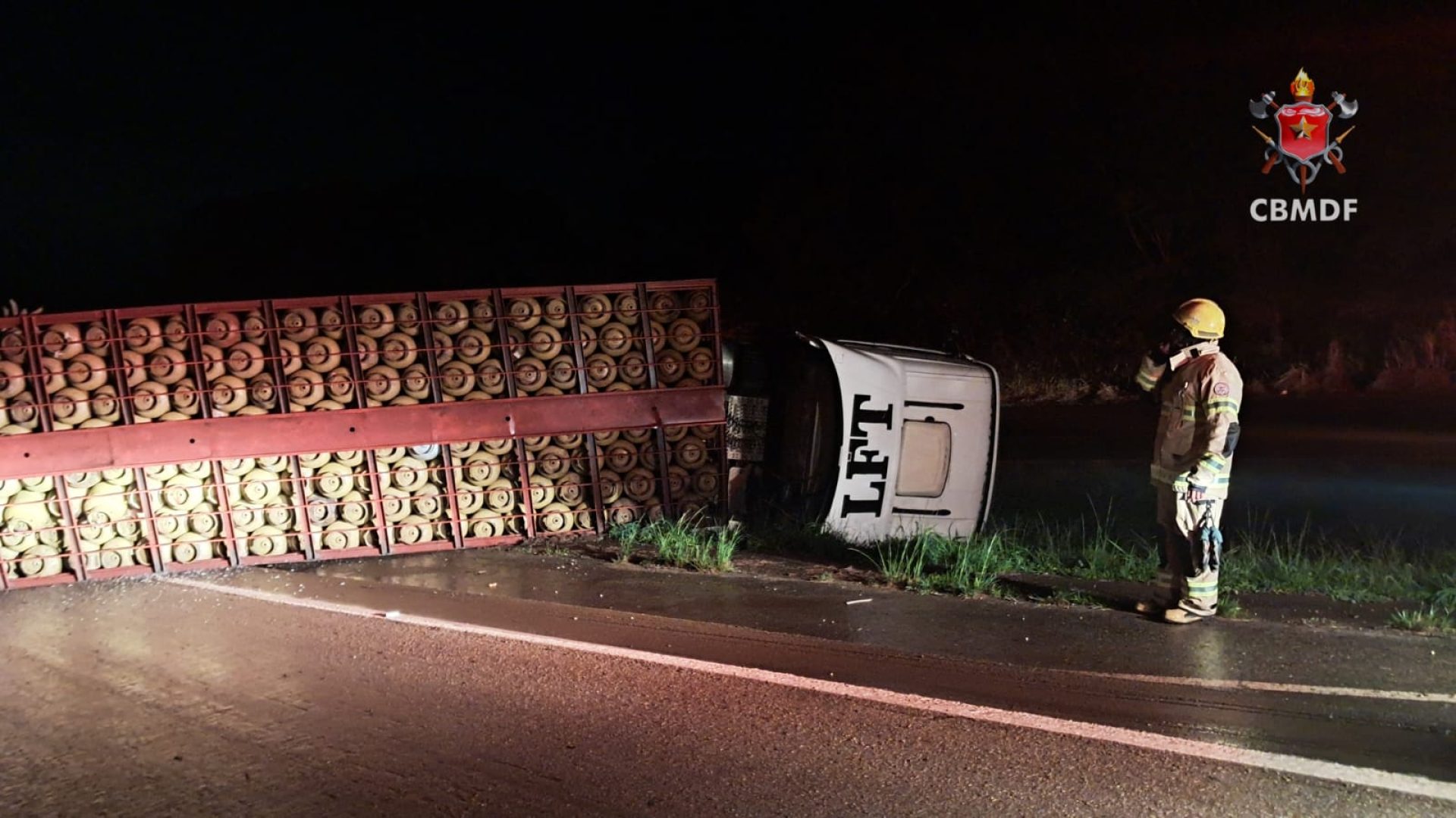 Carreta com botijões de gás tomba e interdita BR-060 no DF