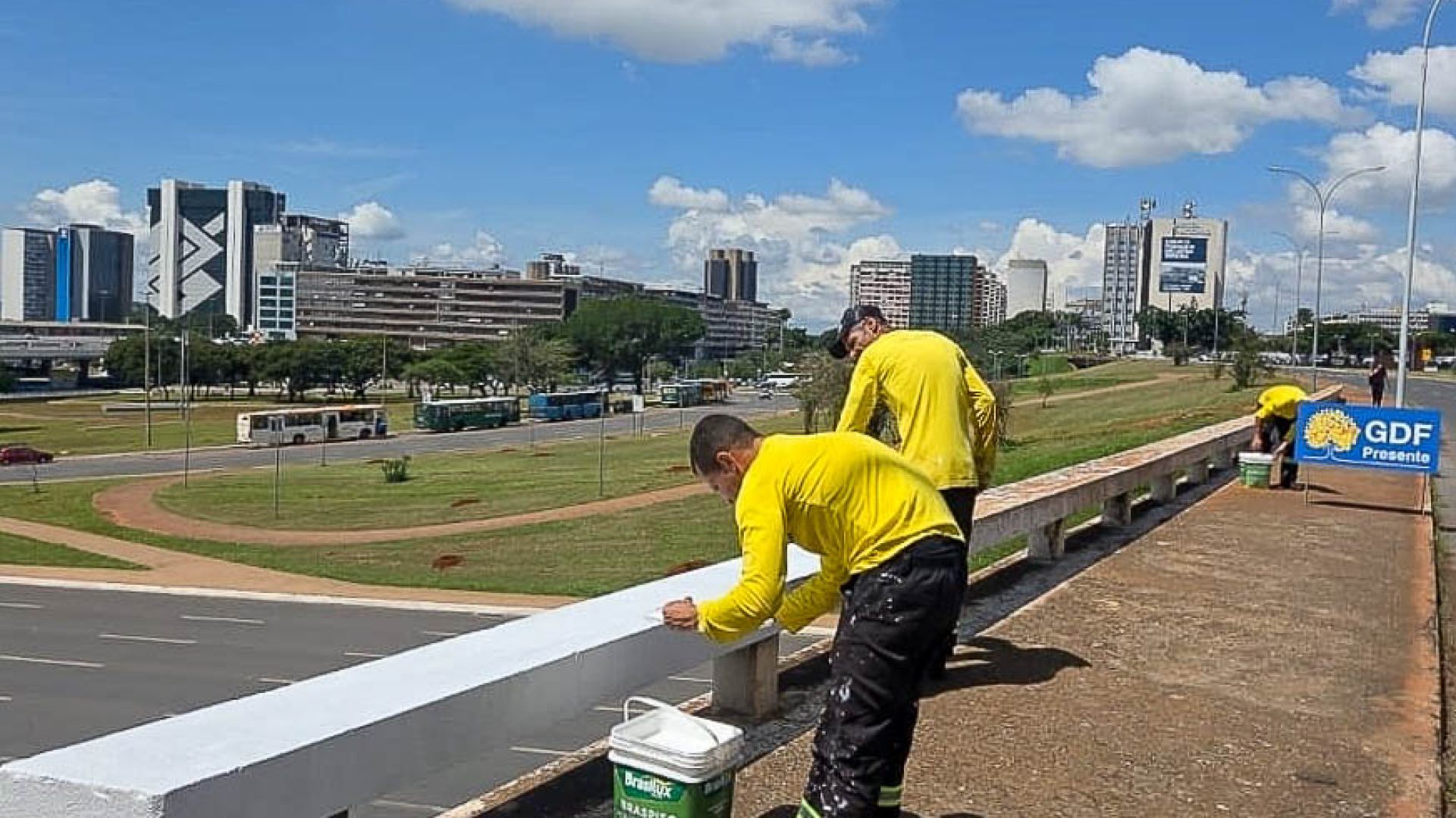 Governo do DF inicia pintura de viadutos para reforçar segurança viária